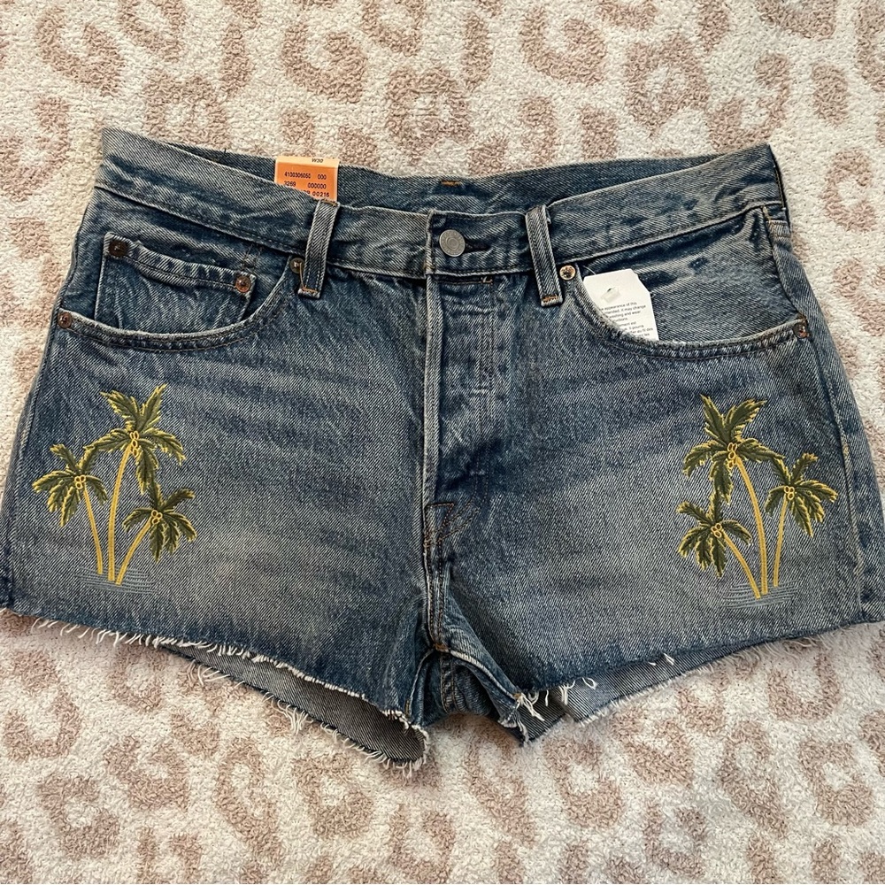 NWT Levi’s Palm Tree Embroided Denim Shorts Size 30